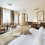 Отель Devin 4*